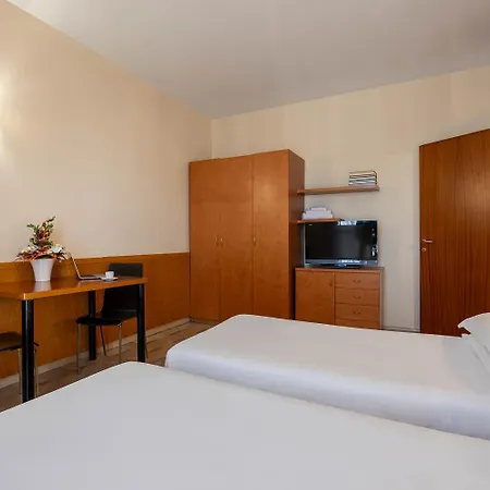 Ih Argonne Park Apartahotel