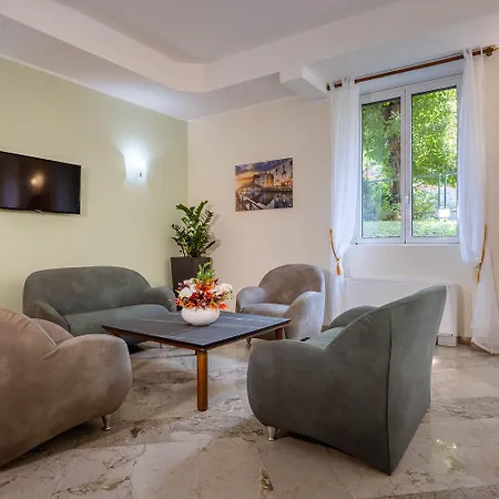 Ih Argonne Park Apartahotel 3*